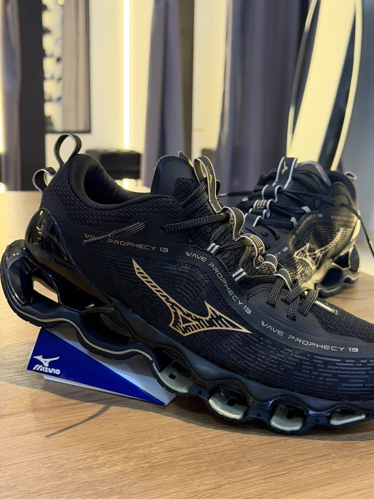 TÊNIS MIZUNO PRO 13 PRETO/GOLD