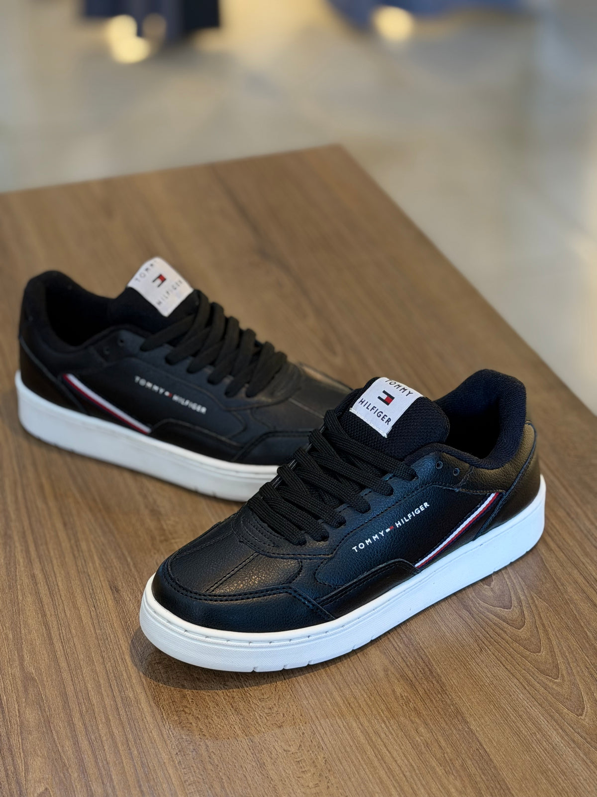 TÊNIS TOMMY TRADICIONAL PRETO/BRANCO