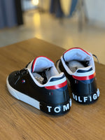 TÊNIS TOMMY LETREIRO BÁSICO PRETO/BRANCO